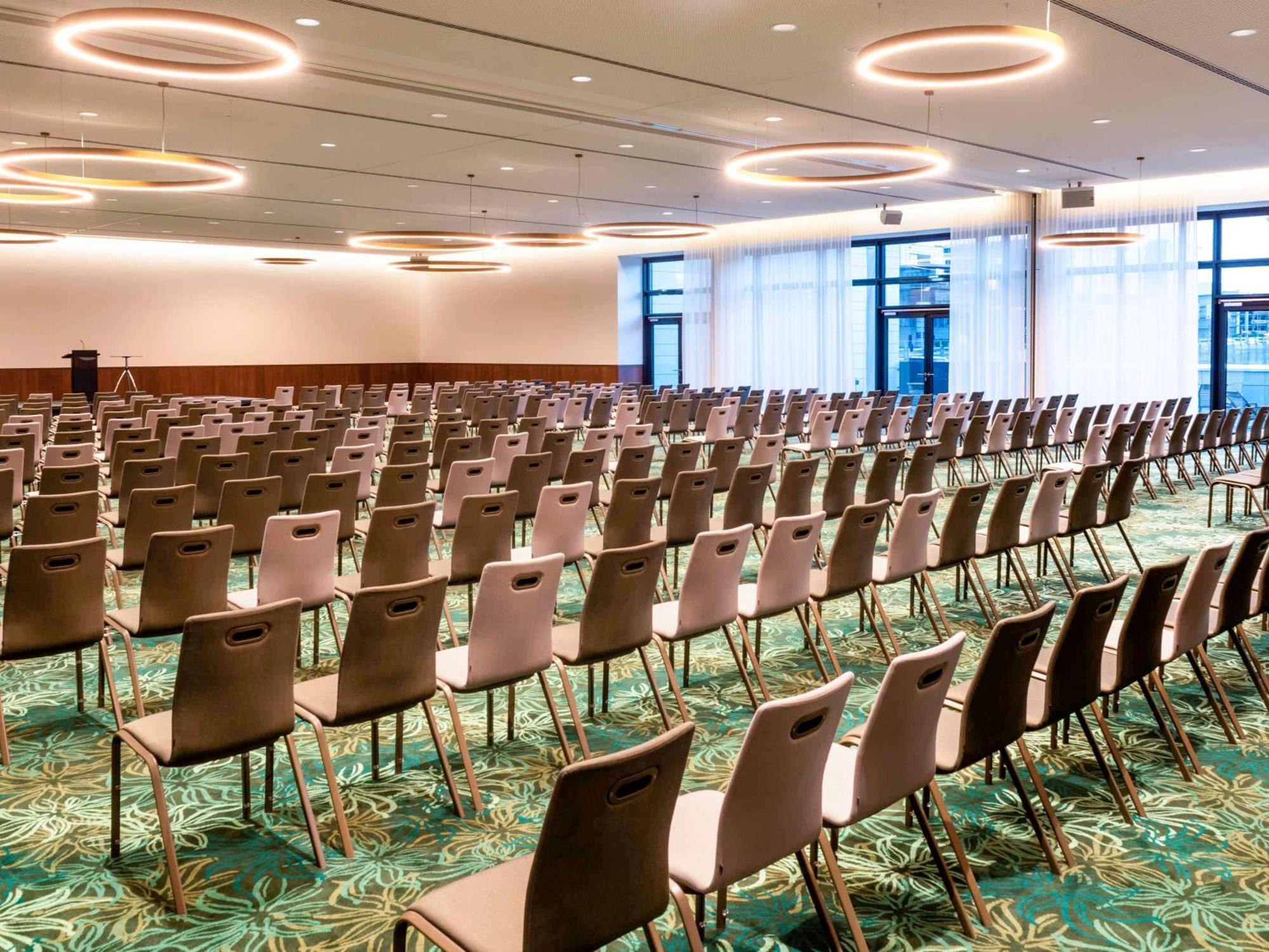 Movenpick Hotel Stuttgart Messe & Congress Bagian luar foto